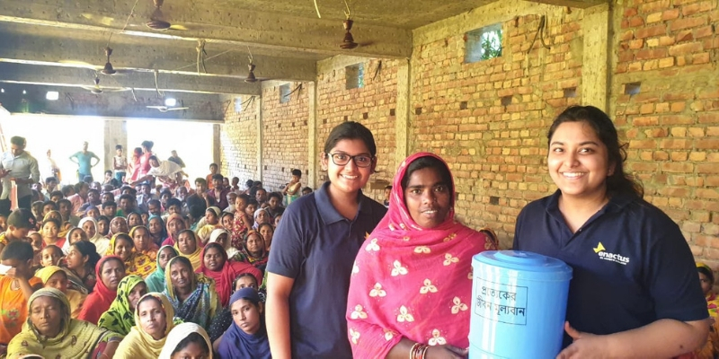 कॉलेज में पढ़ने वाले ये स्टूडेंट्स गांव वालों को उपलब्ध करा रहे साफ पीने का पानी