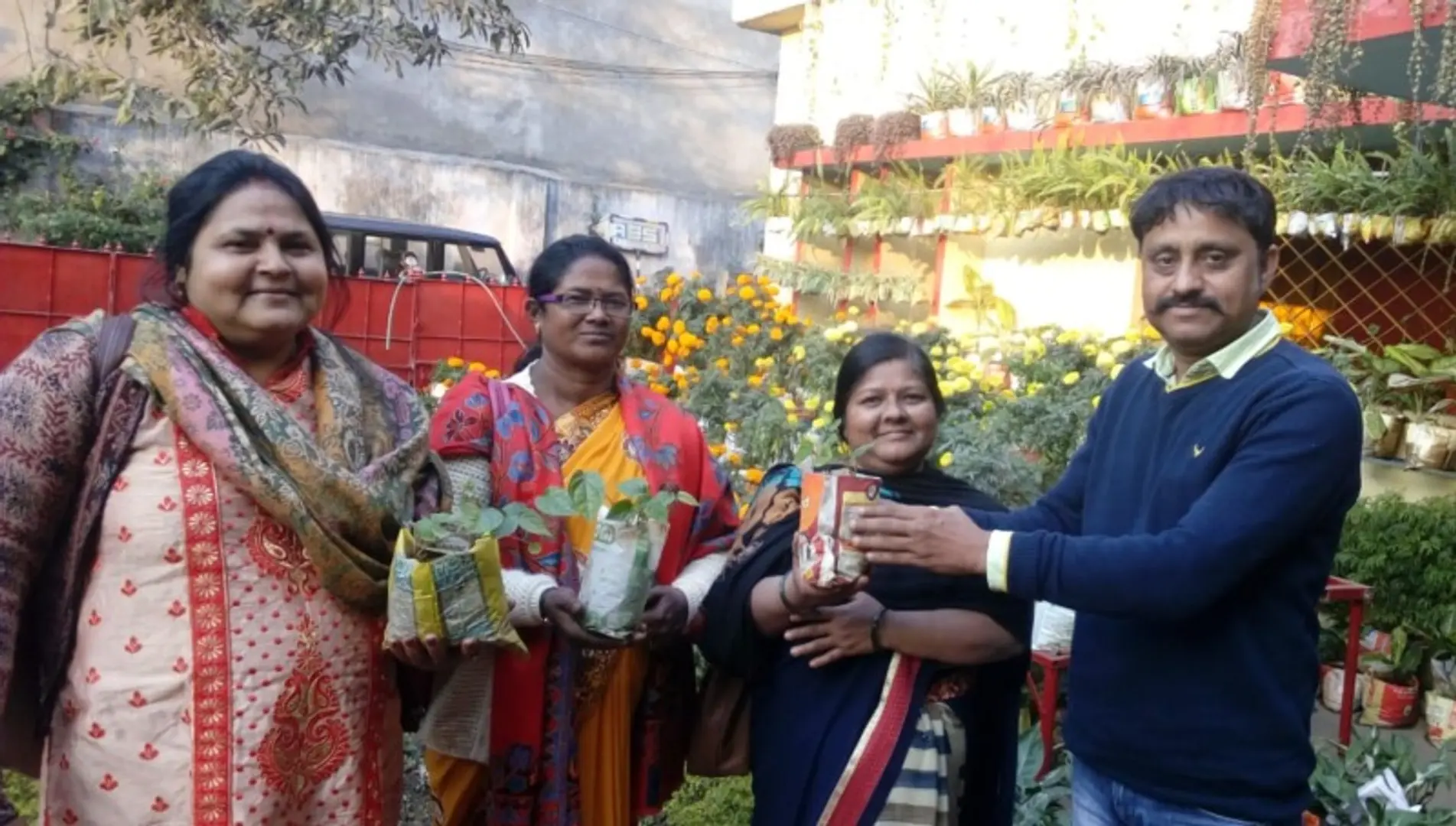 पॉलिथीन के बदले फूलों के पौधे बांटकर धरती को खूबसूरत बना रहे हैं उपेंद्र पांडेय