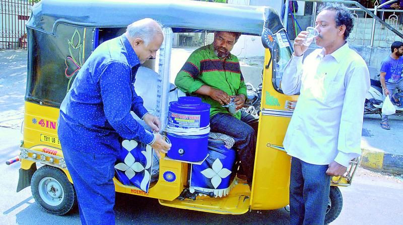 गर्मी की तपती धूप में अपने खर्च पर लोगों की प्यास बुझा रहा यह ऑटो ड्राइवर