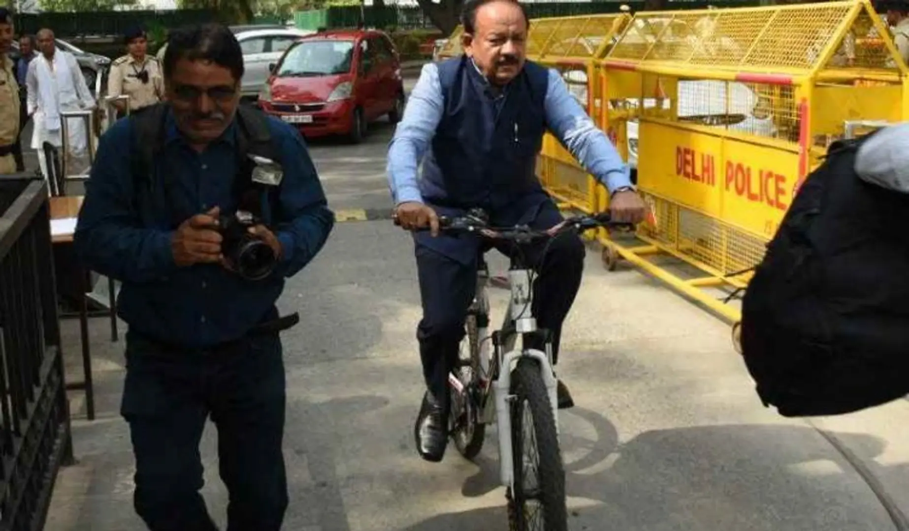 स्वास्थ्य मंत्री के रूप में पदभार संभालने के लिए साइकिल से गए डॉक्टर हर्षवर्धन