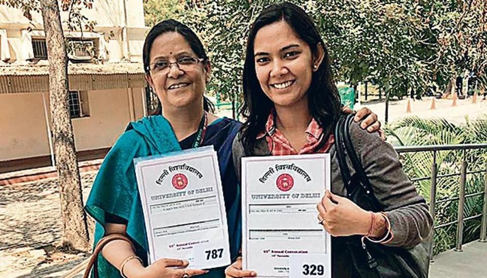 दिल्ली यूनिवर्सिटी में पहली बार मां-बेटी ने एक साथ हासिल की पीएचडी की डिग्री 