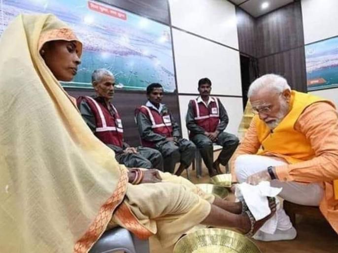 प्रधानमंत्री ने कुंभ मेले में काम करने वाले सफाई कर्मचारियों का पैर धोकर किया सम्मान