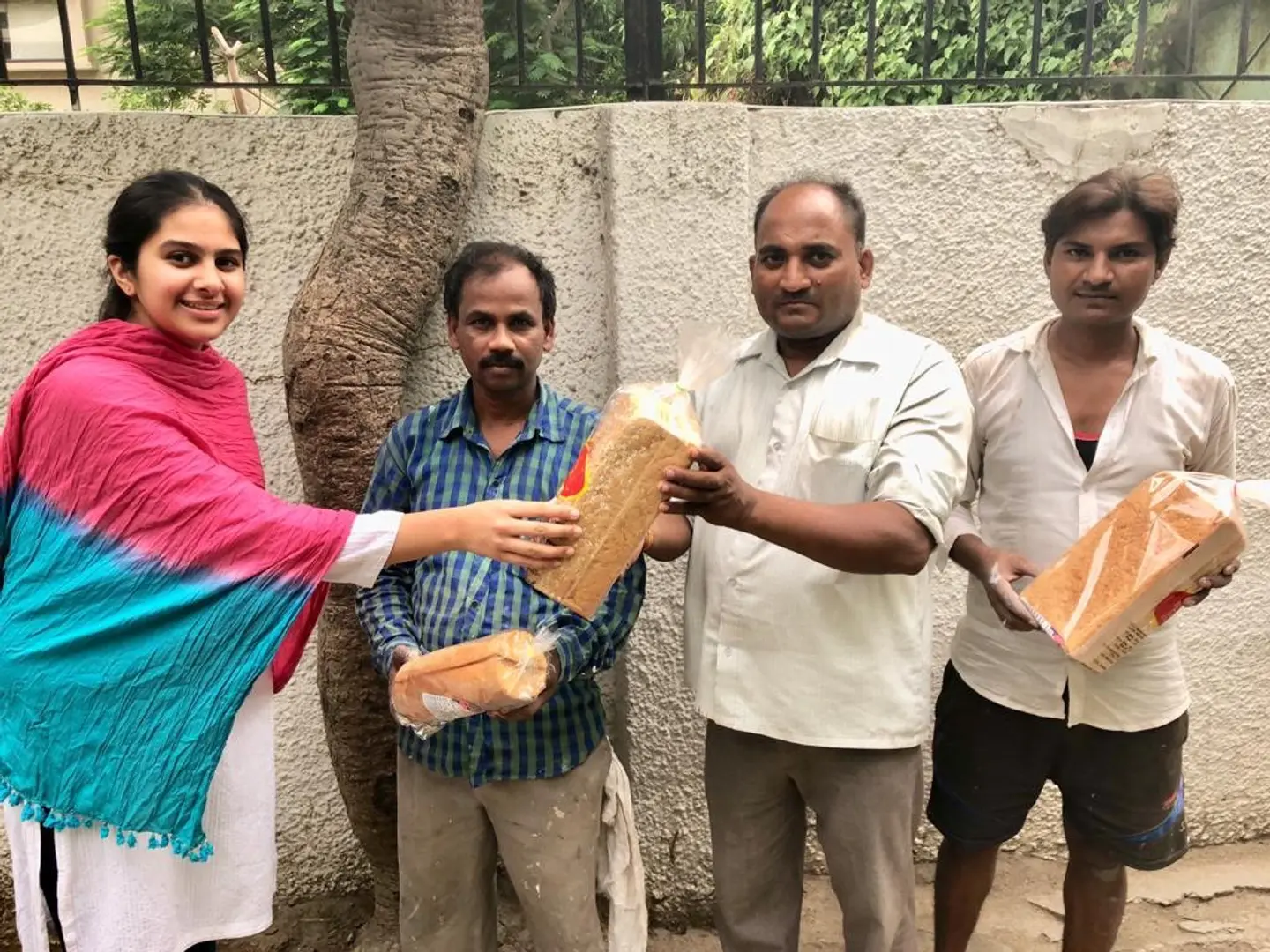 हर हफ्ते 300 जरूरतमंदों को खाने की चीजें उपलब्ध कराती हैं दसवीं में पढ़ने वाली ताइरा