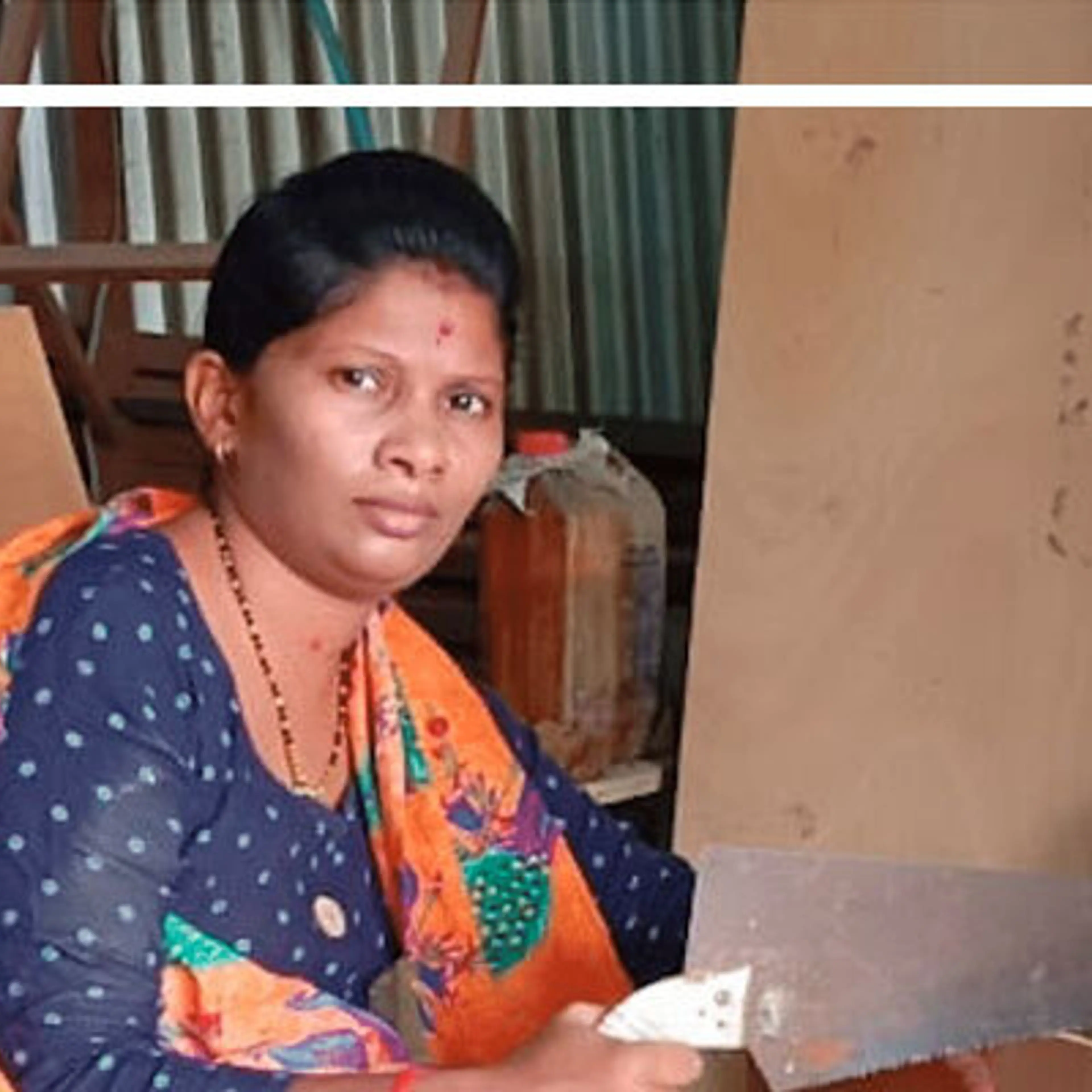 प्रीती हिंगे अपने गांव और दूर-दूर तक के सौ गांवों में अकेली महिला कारपेंटर हैं, चला रही हैं अपना बिजनेस