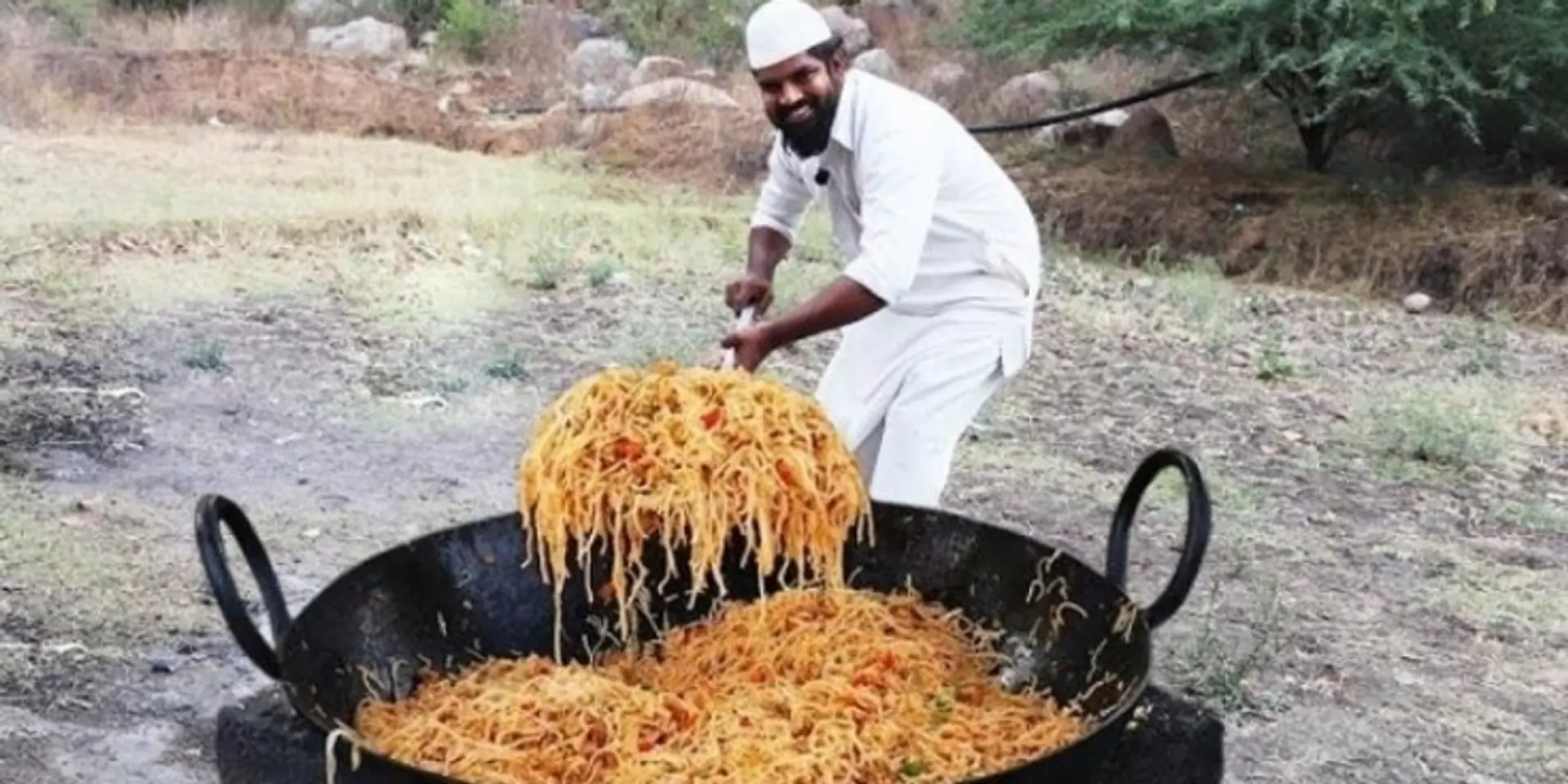 ಬಾಣಸಿಗರಾಗಿ ಪ್ರಸಿದ್ದಿಯಾಗಿರುವ ಮಾಜಿ ಪತ್ರಕರ್ತರೊಬ್ಬರು ತಮ್ಮ ಯೂಟ್ಯೂಬ್ ಚಾನೆಲ್ ನಿಂದಾಗಿ 1,000 ಅನಾಥ ಮಕ್ಕಳಿಗೆ ಆಹಾರ ಒದಗಿಸುತ್ತಿದ್ದಾರೆ