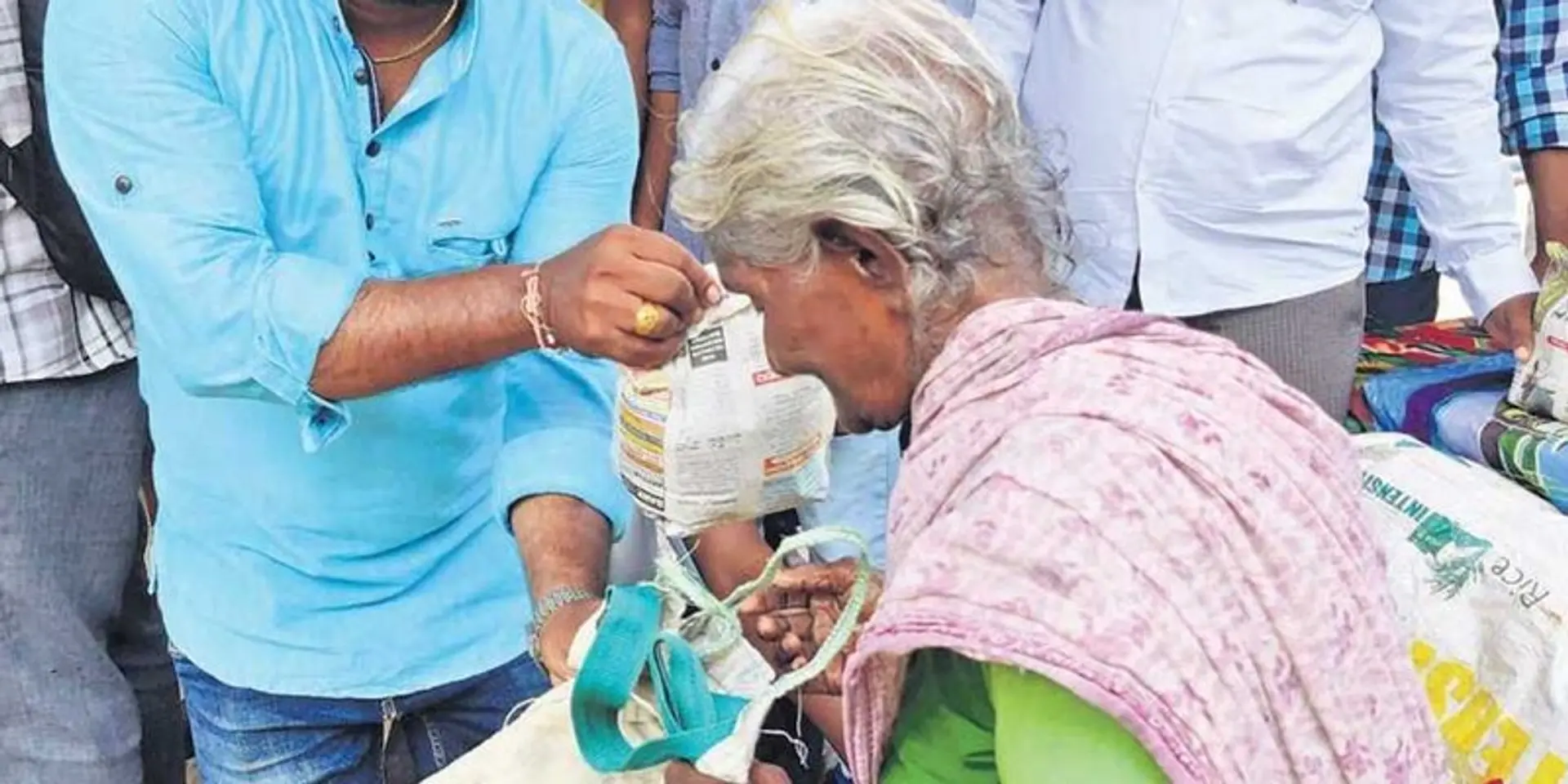 ಪ್ಲಾಸ್ಟಿಕ್ ಸಮಸ್ಯೆಗಳನ್ನು ಬಗೆಹರಿಸುತ್ತ ಹಸಿವನ್ನು ನೀಗಿಸುವ 'ರೈಸ್ ಫಾರ್ ಪ್ಲಾಸ್ಟಿಕ್" ಅಭಿಯಾನದ ಮೂಲಕ ಆಂಧ್ರದ ಯುವಕರು ಹೊಸ ಯೋಜನೆಗೆ ನಾಂದಿ ಹಾಡಿದ್ದಾರೆ