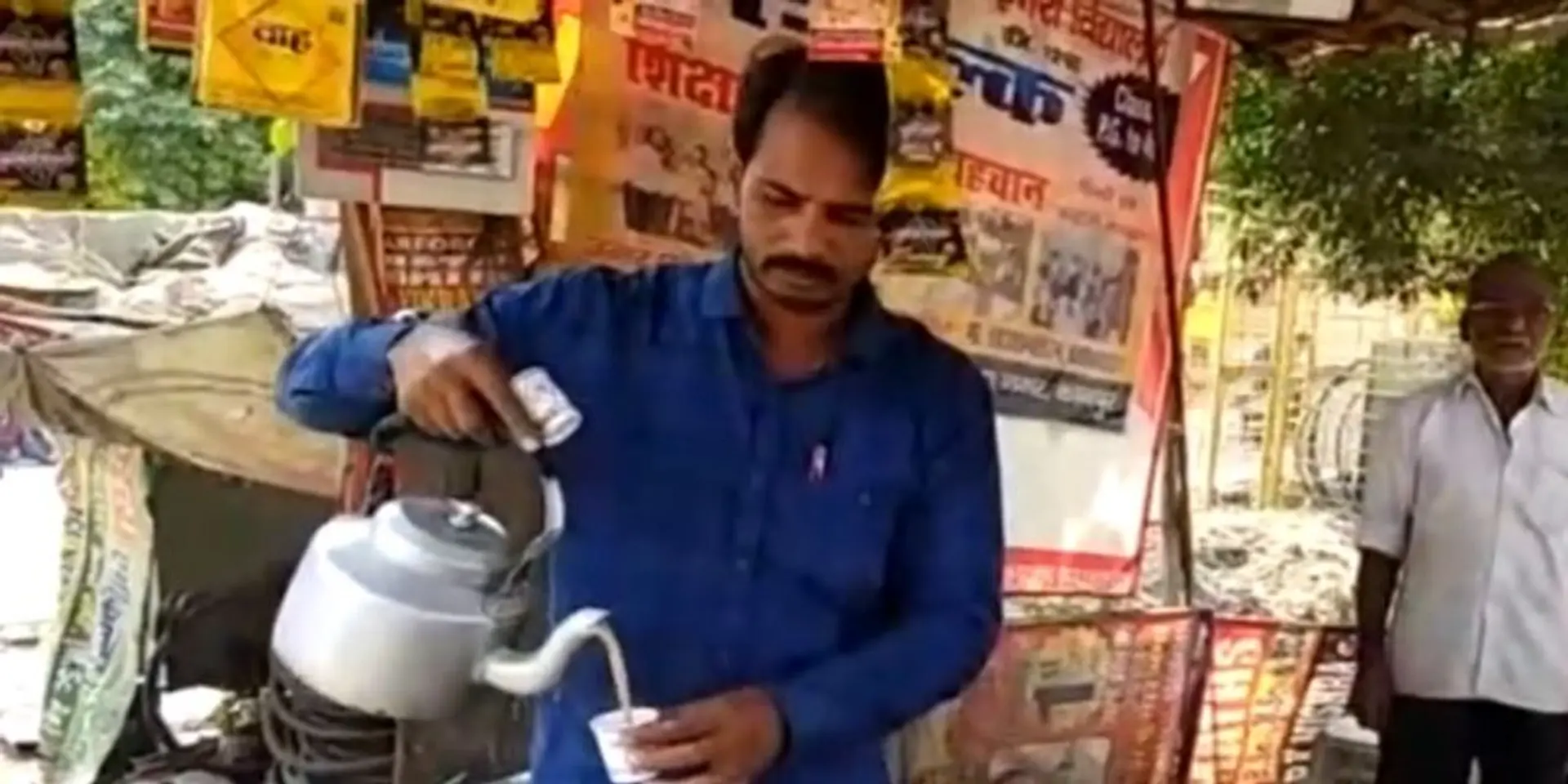 ವಿದ್ಯಾದಾನ ಮಾಡುತ್ತಿರುವ ಚಾಯ್ವಾಲ