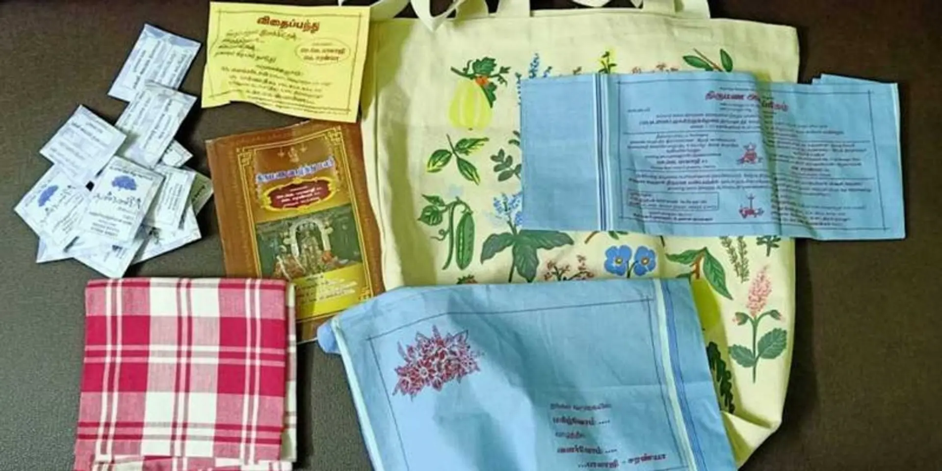 ಕರವಸ್ತ್ರಗಳ ಮೇಲೆ ಮದುವೆಯ ಆಮಂತ್ರಣವನ್ನು ಮುದ್ರಿಸಿ ತಮ್ಮ ಮಗನ ಮದುವೆ ಮಾಡಿ ಪರಿಸರಸ್ನೇಹಿ ವಿವಾಹಕ್ಕೆ ಮುನ್ನುಡಿ ಬರೆದ ತಮಿಳುನಾಡಿನ ಜಿಲ್ಲಾಧಿಕಾರಿ