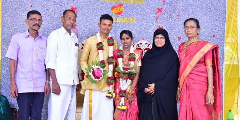 ತಮ್ಮ ಹಿಂದೂ ಸಾಕುಮಗಳ ಮದುವೆಯನ್ನು ದೇಗುಲದಲ್ಲಿ ಏರ್ಪಡಿಸಿದ ಕೇರಳದ ಮುಸ್ಲಿ೦ ದಂಪತಿ