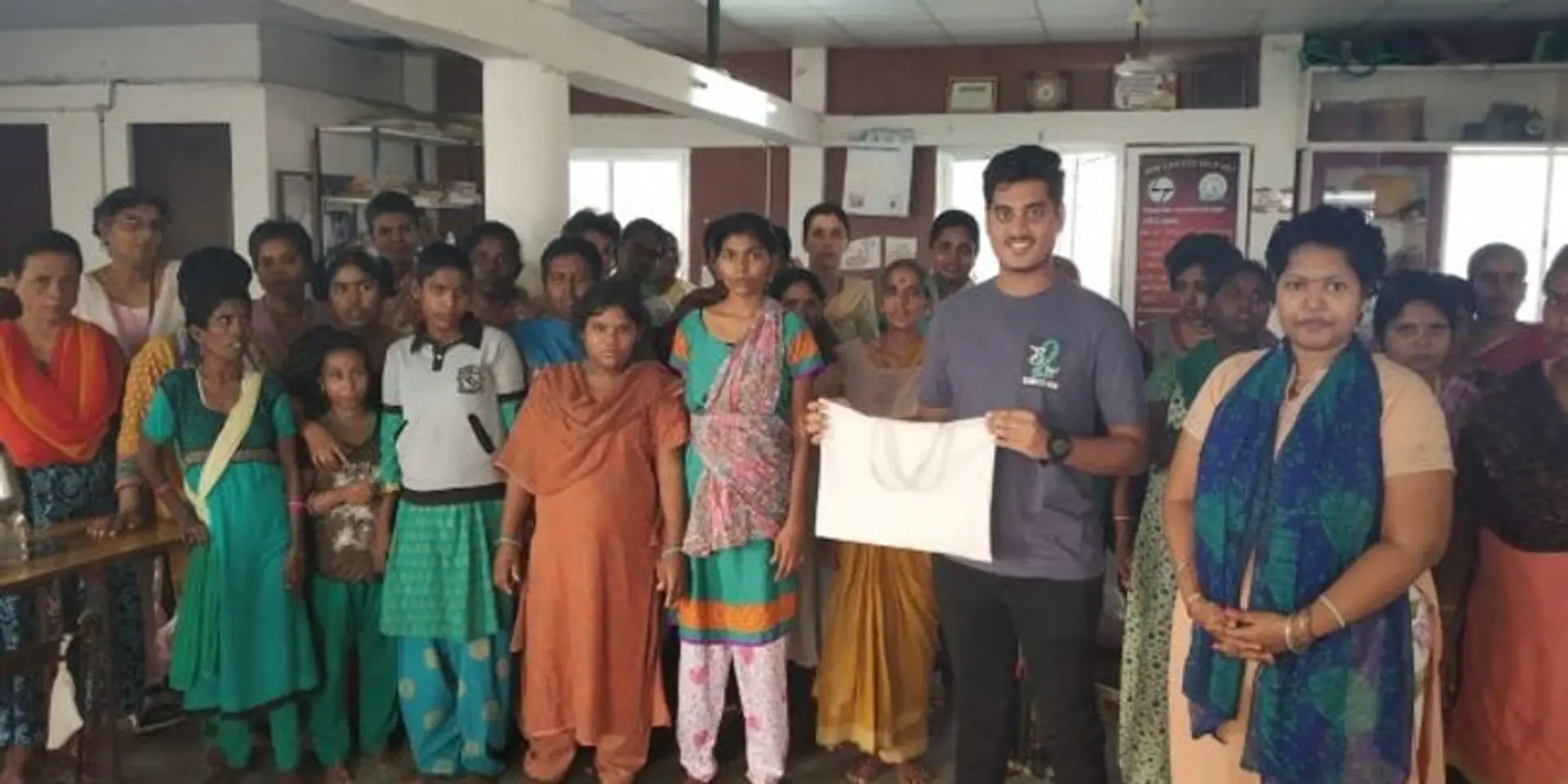 ಹಳೆಯ ಬೆಡ್ಶೀಟ್ ಮೂಲಕ ಬಟ್ಟೆಯ ಚೀಲಗಳನ್ನು ತಯಾರಿಸಿ ವಿತರಿಸುತ್ತಿರುವ ಚೆನ್ನೈನ ಈ ಸಹೋದರರು
