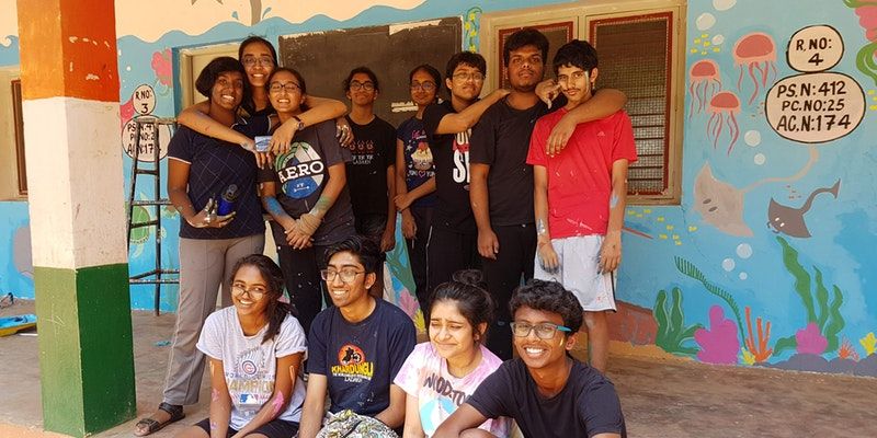 ಸರ್ಕಾರಿ ಶಾಲೆಯಲ್ಲಿ ಚಿತ್ರ ಬಿಡಿಸುವ ಮೂಲಕ ವಿದ್ಯಾರ್ಥಿಗಳಲ್ಲಿ ಶಿಕ್ಷಣ ಪಾಠ ಮಾಡುತ್ತಿರುವ ಈ ಯುವಕ