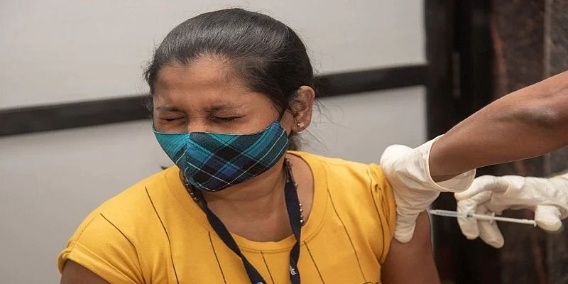 இரண்டு டோஸ் தடுப்பூசி செலுத்திய 40,000 பேருக்கு கொரோனா: அதிர்ச்சி அளிக்கும் ரிப்போர்ட்!