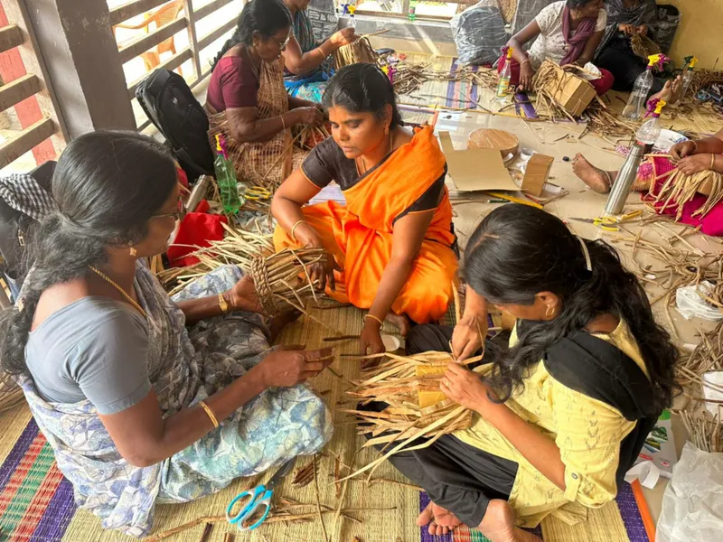ஆகாயத்தாமரையில் கலைப்பொருட்கள்.