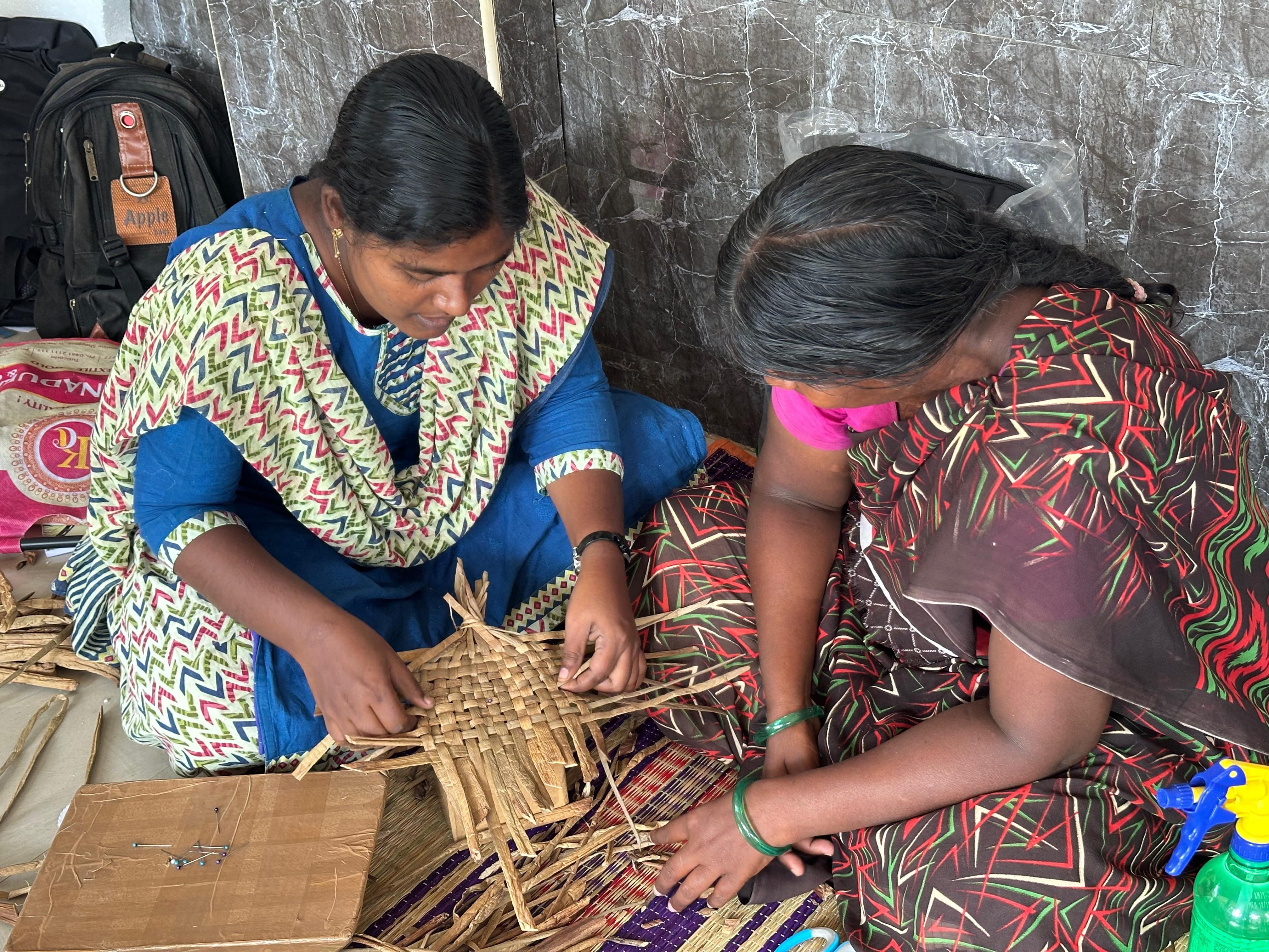 ஆகாயத்தாமரையில் கலைப்பொருட்கள் தயாரிக்கும் பெண்கள்.