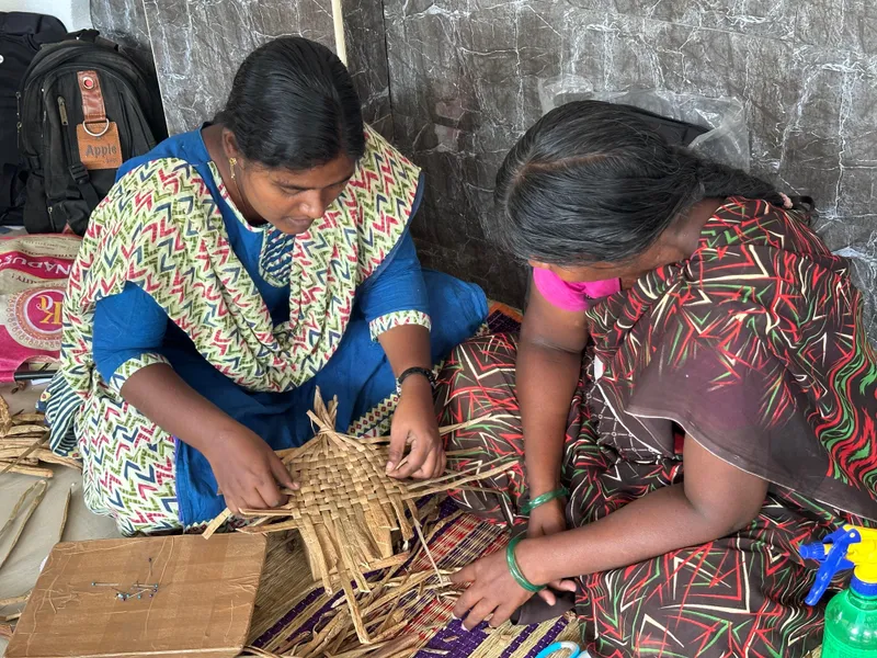 ஆகாயத்தாமரையில் கலைப்பொருட்கள் தயாரிக்கும் பெண்கள்.