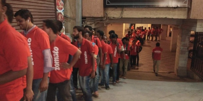இந்த க்யூ ஓட்டு போட அல்ல... ஹோட்டலில் பார்சல் பெற Zomato டெலிவரி பாய்ஸ் காத்திருக்கும் படம் இது!
