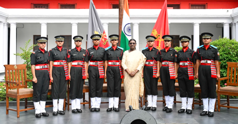 தேசிய பாதுகாப்பு அகாடமியில் பயிற்சி பெற்ற முதல் பெண்கள் பேட்ச் ராணுவ அதிகாரிகளாகப் பொறுப்பேற்பு!