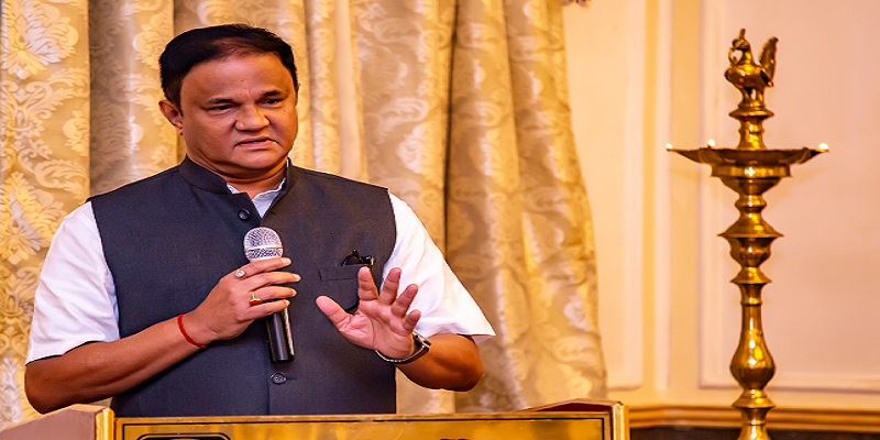 படிப்பைப் பாதியில் விட்டிருந்தாலும் பன்னாட்டு நிறுவன வேலை வாங்கித் தரும் நிறுவனம் நடத்தும் ஜி.எ...