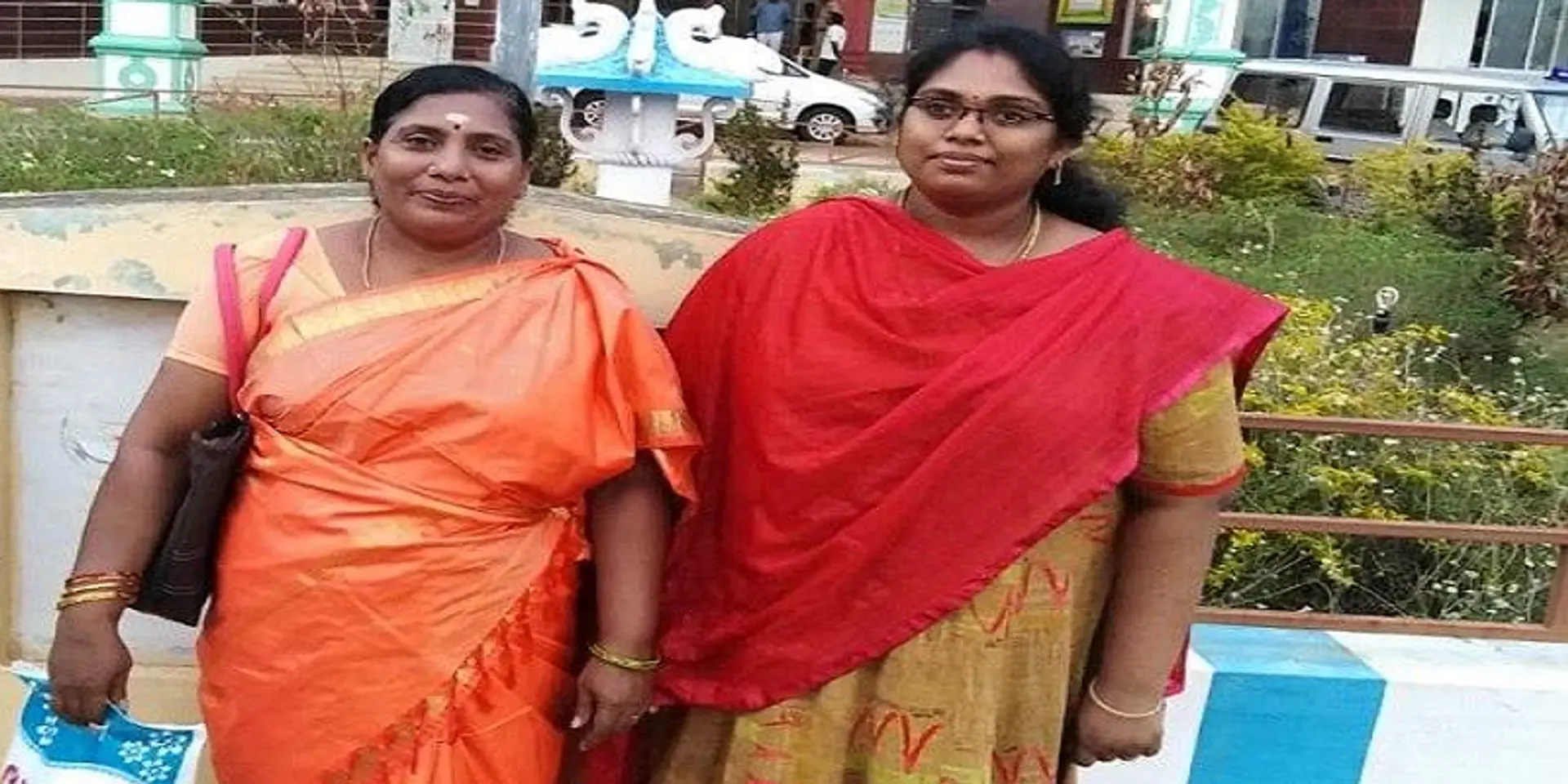 ஒன்றாகப் படித்து, ஒன்றாகவே டிஎன்பிஎஸ்சி தேர்வெழுதி
ஒன்றாகவே தேர்ச்சி பெற்ற அம்மா-மகள்!