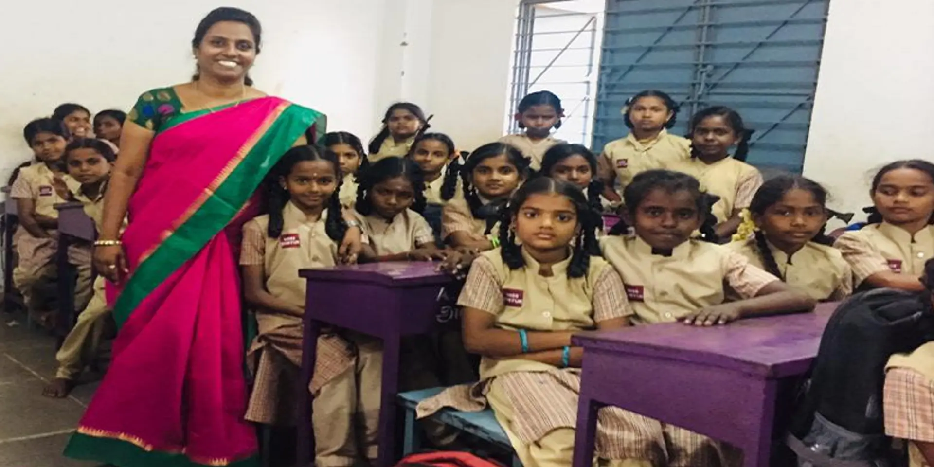 வேம்பென கசக்கும் ஆங்கிலத்தை, அமிர்தமாக்கி அரசுப் பள்ளி மாணவர்களுக்கு புகட்டும் கோவை ஆசிரியை...