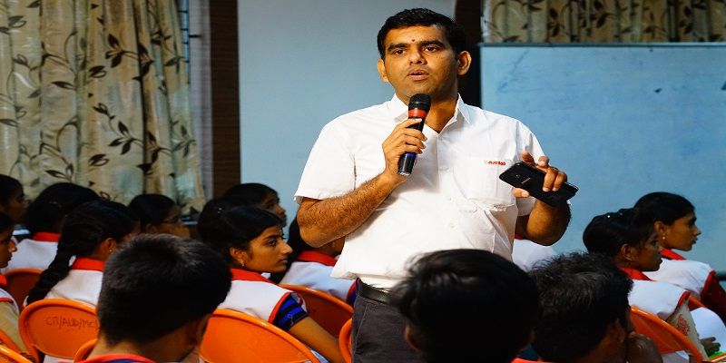 26 மருத்துவர்கள்; 149 பொறியாளர்கள்: ஏழை மாணவர்களின் வாழ்வில் 'ஆனந்தம்' ஏற்படுத்தும் செல்வகுமார்!