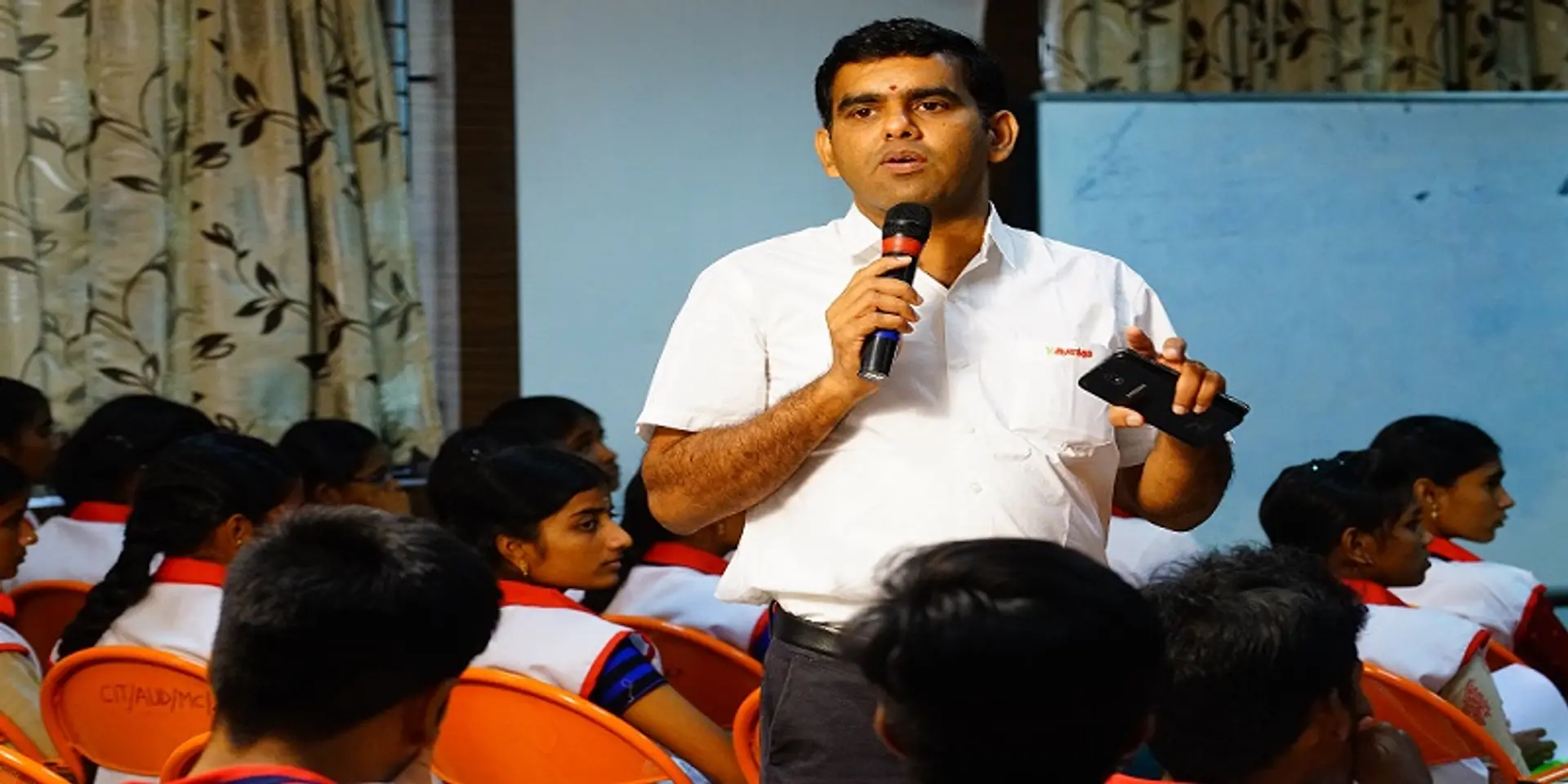 26 மருத்துவர்கள்; 149 பொறியாளர்கள்: ஏழை மாணவர்களின் வாழ்வில் 'ஆனந்தம்' ஏற்படுத்தும் செல்வகுமார்!