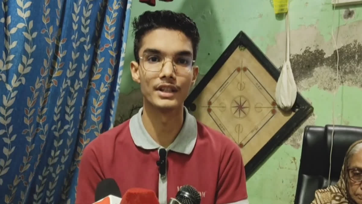 11ம் வகுப்பில் தோல்வி; விடாமுயற்சியால் ஐஐடி-யில் இடம் பிடித்த பானிபூரி விற்பவரின் மகன்..!

