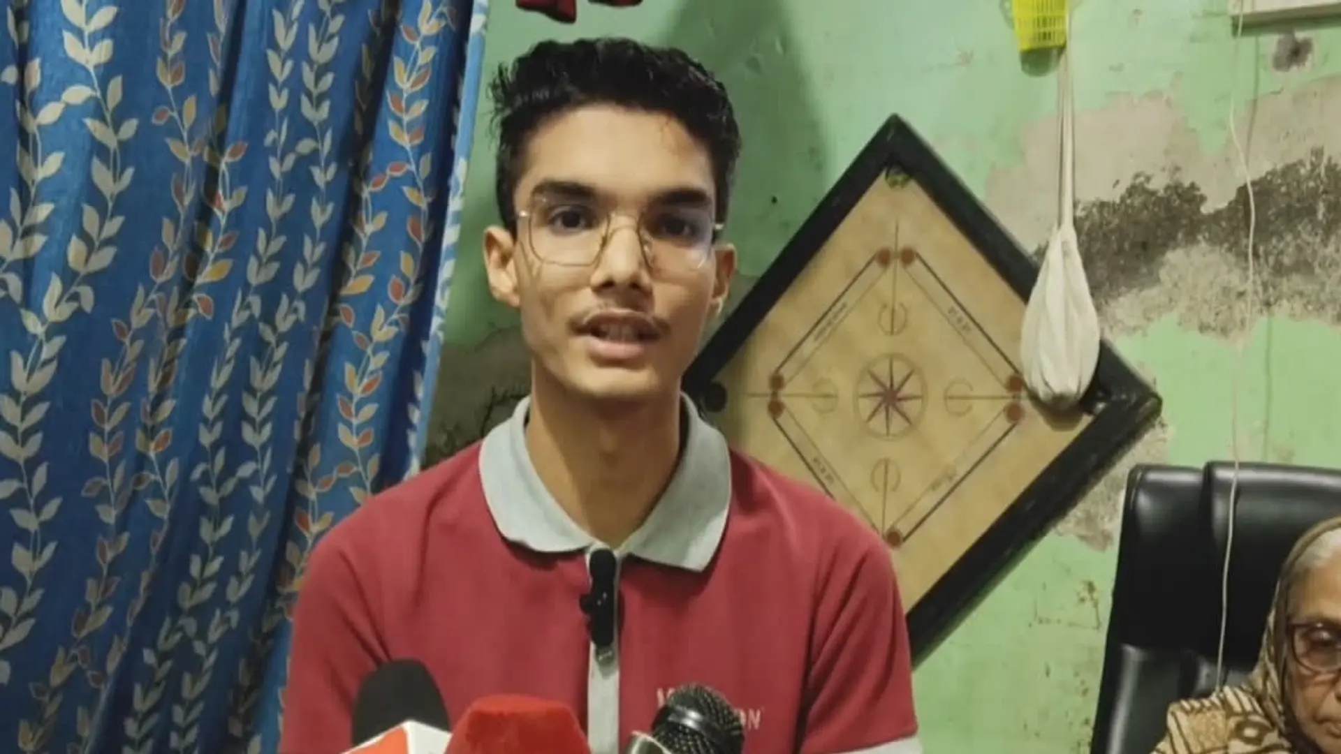 11ம் வகுப்பில் தோல்வி; விடாமுயற்சியால் ஐஐடி-யில் இடம் பிடித்த பானிபூரி விற்பவரின் மகன்..!