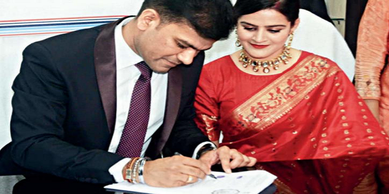 காதலர் தினத்தில் அரசு அலுவலகத்திலே திருமணம் செய்து கொண்ட ஐஏஎஸ் - ஐபிஎஸ் ஜோடி!

