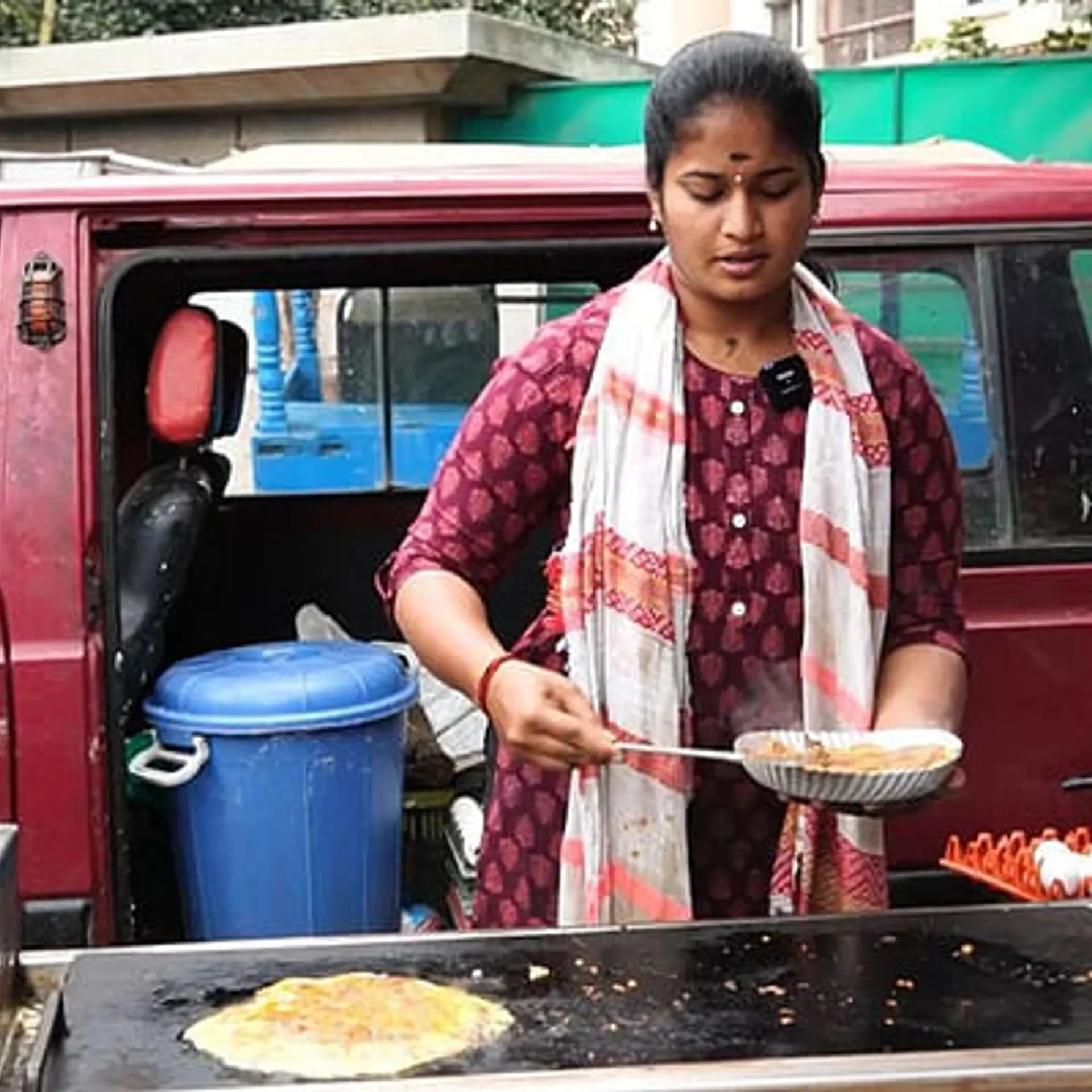 'இழந்தது காலை மட்டுமே, நம்பிக்கையை அல்ல' - கனவுகளை அடைய ‘கறிதோசை’ கடை நடத்தும் வீணா!