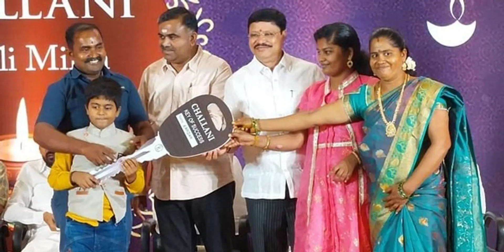 தீபாவளி பரிசாக கார், பைக் - ஊழியர்களுக்கு சர்ப்ரைஸ் தந்த சென்னை நகைக்கடை அதிபர்!