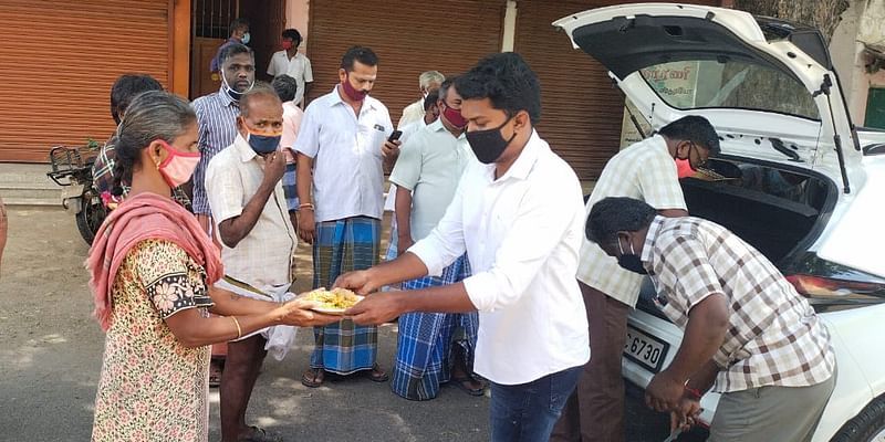 முழு ஊரடங்கில் சாலையோர மக்களுக்கு உணவு: ஐடி நண்பர்களின் அன்னதான அறப்பணி!
