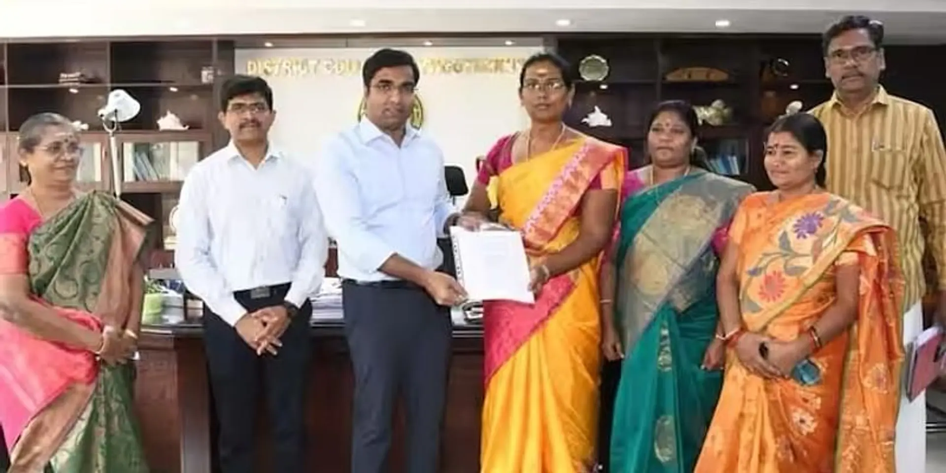 தமிழ்நாட்டில் முதன் முறை - தூத்துக்குடி கிராம உதவியாளர் பணியில் சேர்ந்த திருநங்கை!