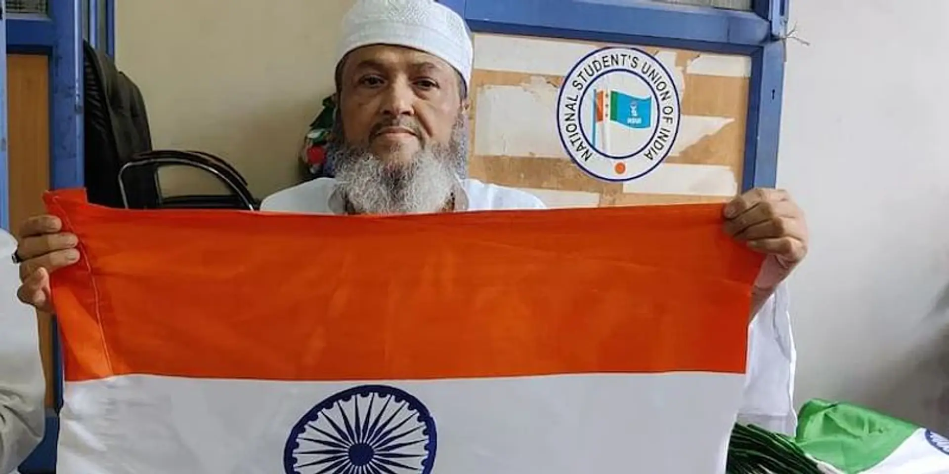 ஒரேநாளில் 1.5 லட்சம் தேசிய கொடிகளை தயாரித்த ‘கொடி மாமா’ - தன் சாதனையை தானே முறியடித்து அசத்தல்!