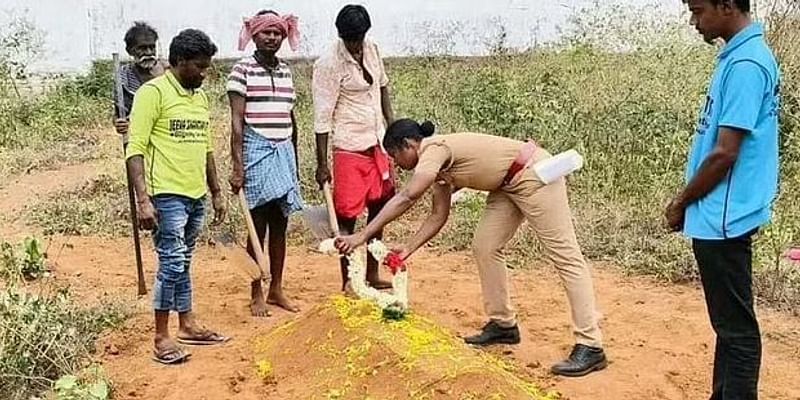 மதம் கடந்த மனிதநேயம்; ஆதரவில்லா சடலங்களுக்கு இறுதிச்சடங்கு செய்யும் பெண் காவலர்! 