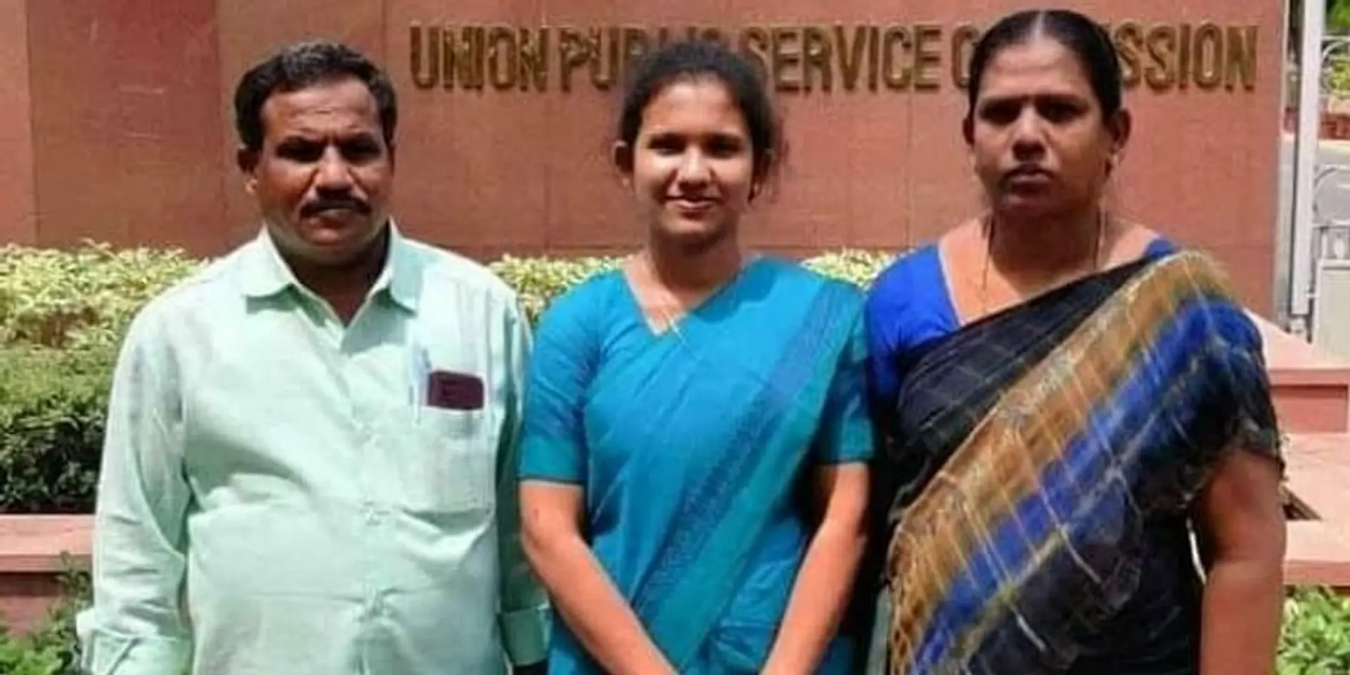 தமிழ் வழியில் படித்து ஐஏஎஸ் கனவை சாத்தியமாக்கிய பள்ளிக்கல்வி தாண்டாத பெற்றோரின் மகள்!