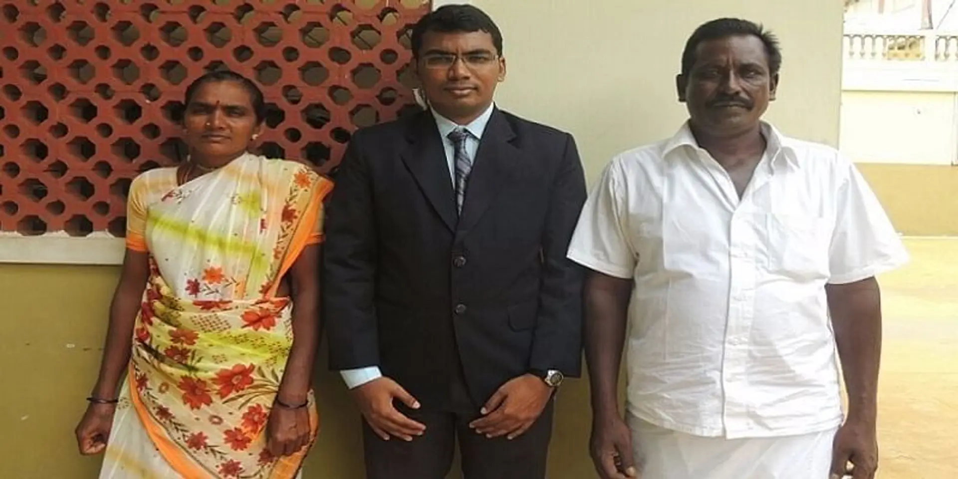 கூலி வேலை செய்து படிக்கவைத்த பெற்றோர்; தமிழில் ஐ.ஏ.எஸ். தேர்வு எழுதி சாதித்த சரவணன்!