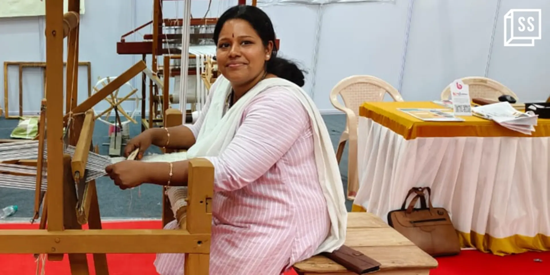 குழந்தைகளும் இயக்கக்கூடிய கையடக்க கைத்தறி - பாரம்பரிய நெசவுக் கலையை 'ராட்டை' மூலம் புத்துயிரூட்டும் கலையரசி!