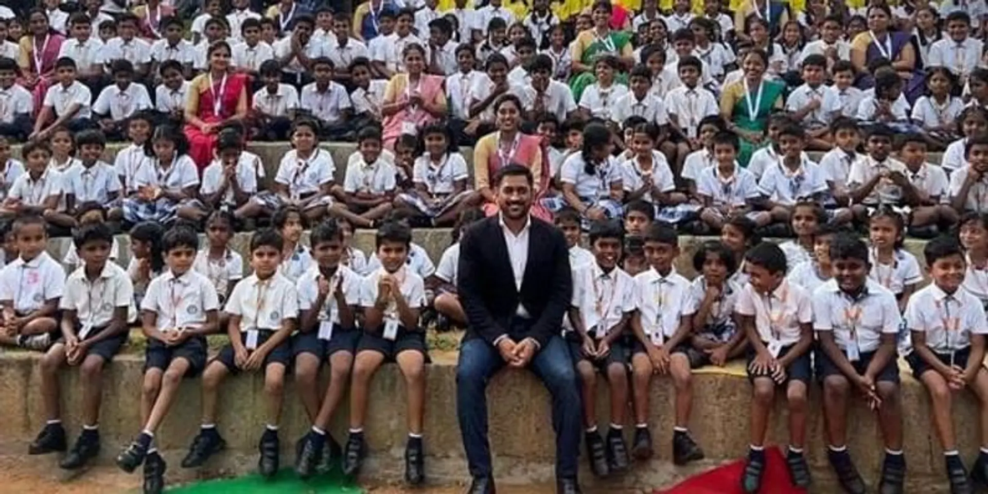 'இதுதான் சரியான டைம், மிஸ் பண்ணிடாதீங்க' - மாணவர்களுக்கு தோனி கொடுத்த அட்வைஸ்!