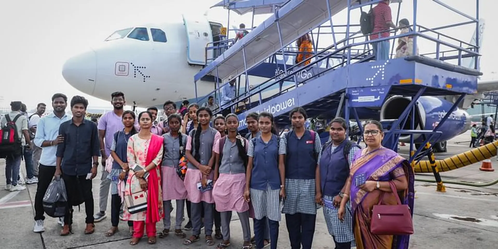 ‘சூரரைப் போற்று’ - 16 அரசுப் பள்ளி மாணவர்களின் முதல் விமானப் பயணம்; திறமைக்கு பரிசளித்த தன்னார்வ அமைப்பு!