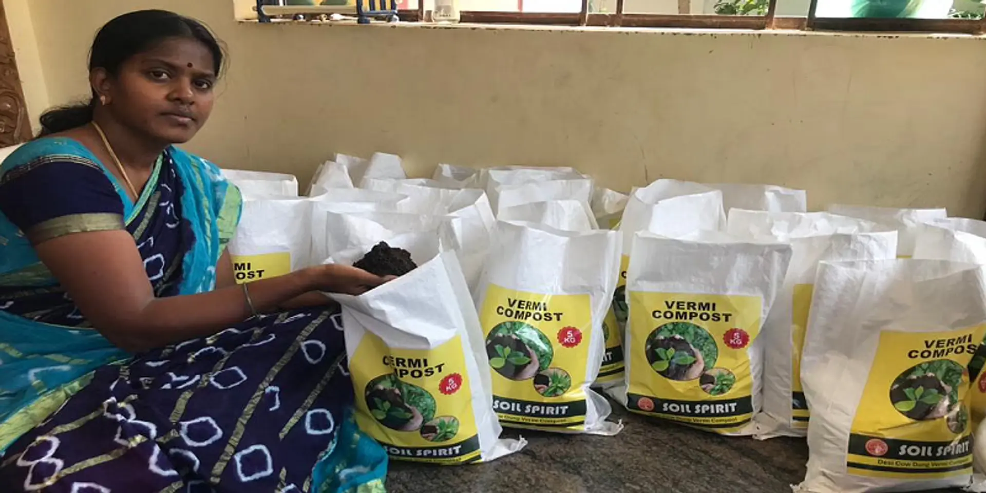 'கருப்பு தங்கம்' தயாரித்து அமேசானில் விற்பனை; மாதம் ரூ.50,000 வருவாய் ஈட்டும் இல்லத்தரசி!