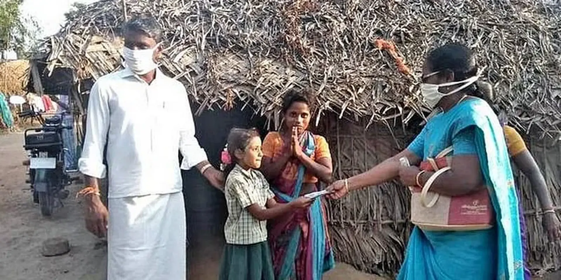 தன் பள்ளி மாணவர்களுக்கு தலா ரூ.1000 வழங்கிய அரசுப் பள்ளி தலைமை ஆசிரியை!