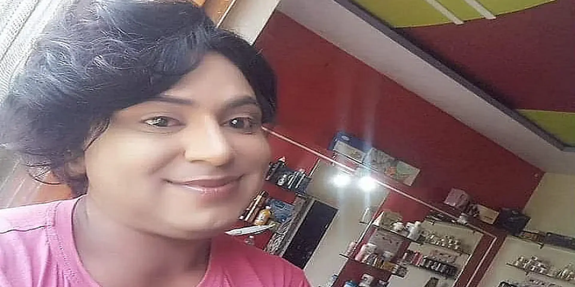 சமூக தடைகளைத் தாண்டி பியூட்டி சலூன் நடத்தும் தொழில்முனைவராகிய திருநங்கை தீபா!