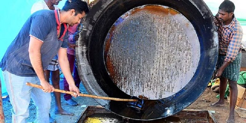 இயற்கை விவசாயத்தில் கலக்கும் எம்பிஏ பட்டதாரி - ‘ஆர்கானிக்’ வெல்லம் மூலம் அசத்தல் வருவாய்!