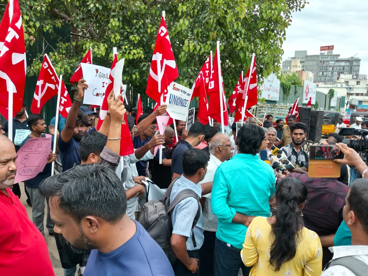 ஐடி ஊழியர்கள் போரோட்டம்