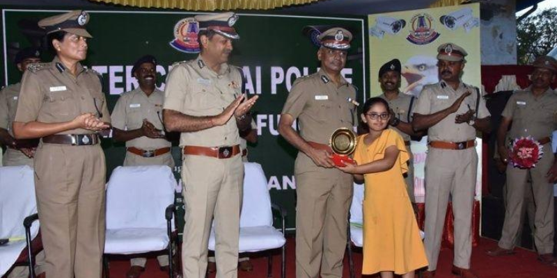தன் பிறந்தநாள் சேமிப்பில் வாங்கிய 30 சிசிடிவி கேமராக்களை காவல் துறைக்கு பரிசளித்த 9 வயது சிறுமி...