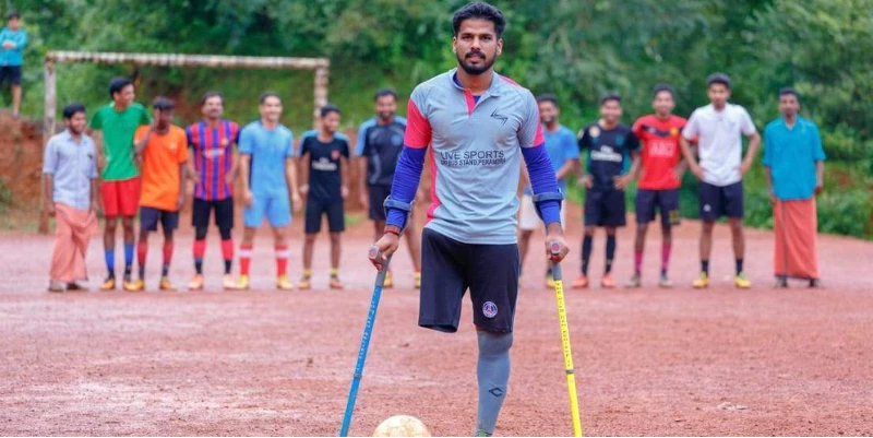 கால் ஒன்றை இழந்தபோதும் மனம் தளராத கால்பந்து விளையாட்டு சாதனையாளர்!