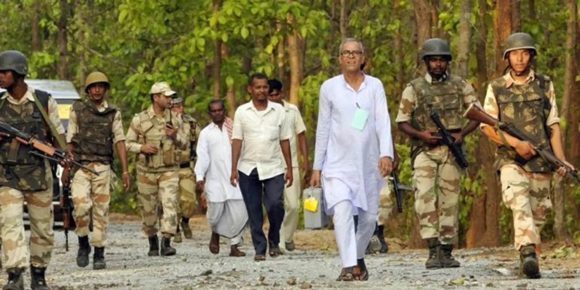 மாவோயிஸ்ட் பகுதிகளின் ஆபத்துகளைத் தாண்டி மக்களை வாக்களிக்க வைத்த தேர்தல் அதிகாரிகள்!