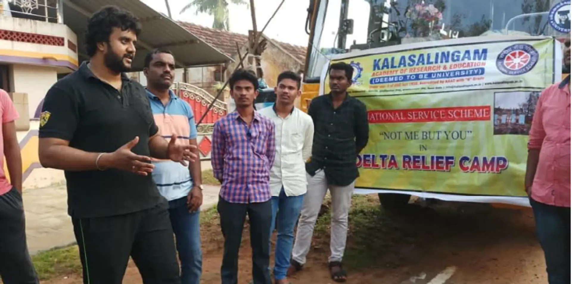கஜா புயலால் பாதிக்கப்பட்ட கிராமங்களுக்கு உதவிக்கரம் நீட்டிய சென்னை ஆர்வலர்!