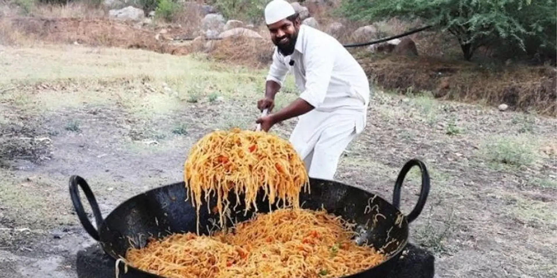 யூட்யூப் சானலில் சமையல் நிகழ்ச்சிகளை பதிவேற்றி ஆயிரக்கணக்கான ஆதரவற்றோருக்கு உணவளிக்கும் நபர்!